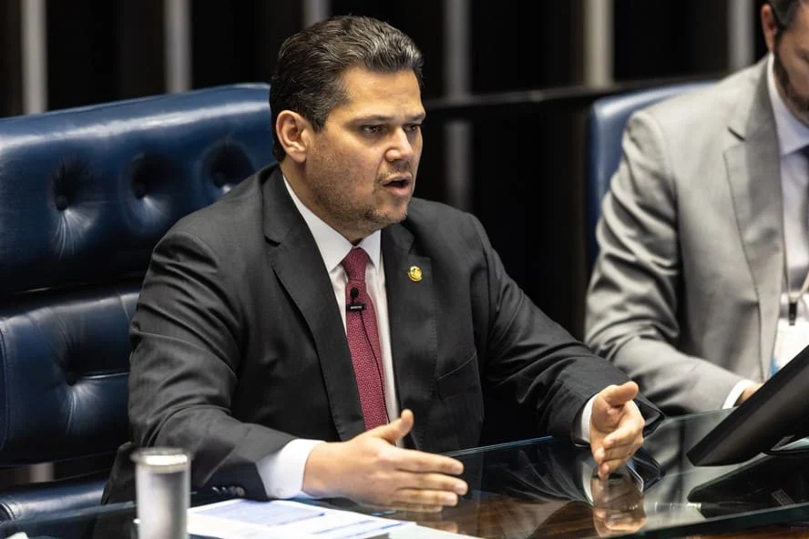 Alcolumbre critica governo lula por indicação ao stf e acusações de fisiologismo