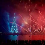 Rio de janeiro ilumina a enseada de botafogo com nova árvore de