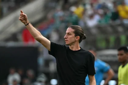 Filipe luís conquista a libertadores e entra para a história do flamengo