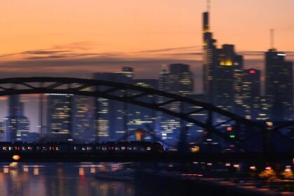 Indústria da zona do euro contrai em novembro, aceleração nos cortes de