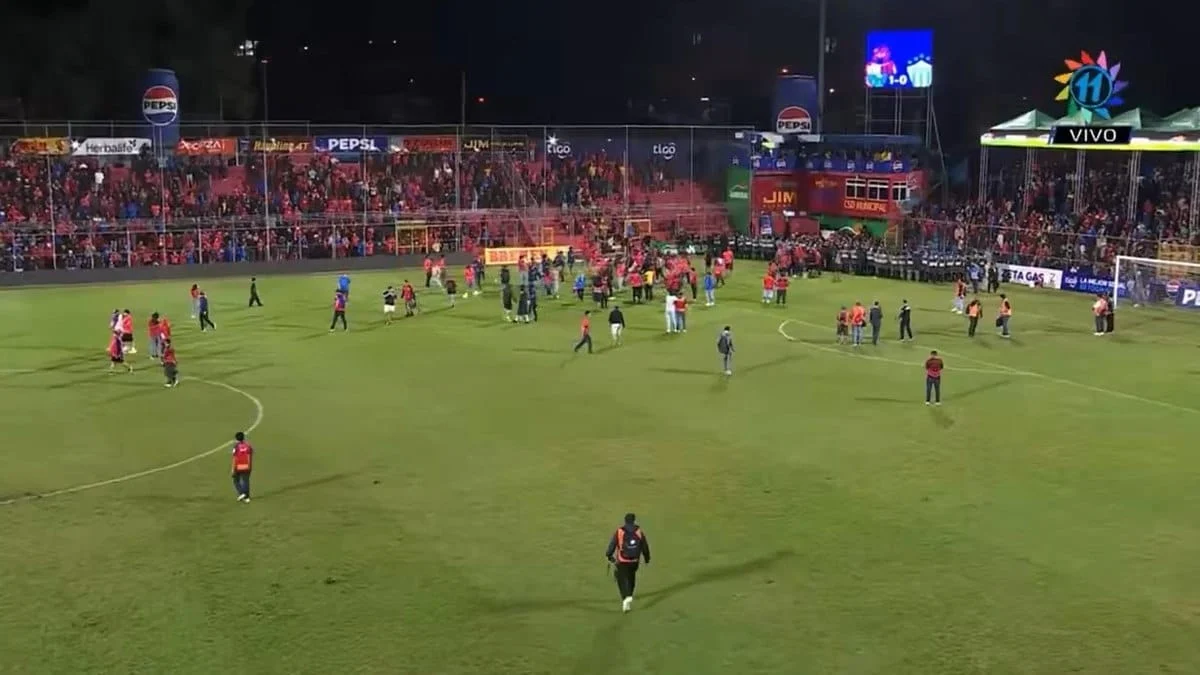 2025/12 — final de torneio na guatemala termina em violência e invasão de campo