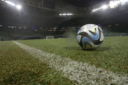 2025/12 — clubes defendem gramado sintético em meio à polêmica no futebol brasileiro