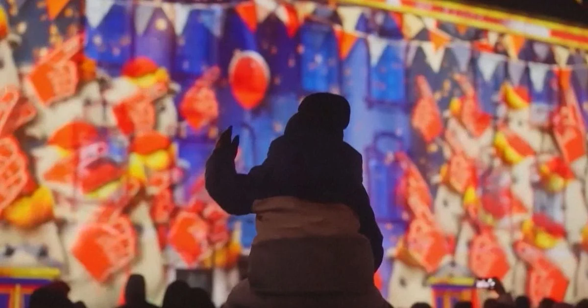 Brixen brilha por crianças com show de luzes e trilha de moroder