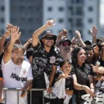 2025/12 — com trio elétrico e provocações, corinthians celebra título da copa do brasil