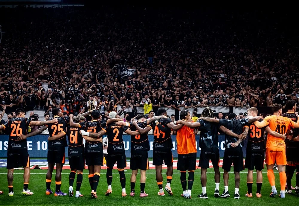 2025/12 — torcida do corinthians anima ct antes da decisão da copa do brasil