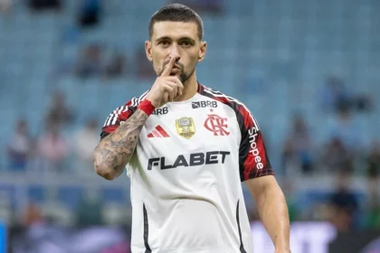 Arrascaeta é eleito o rei da américa, superando lionel messi