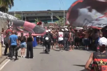 Flamengo blindado! Choque e gás no embarque ao mundial