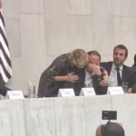 Carlos bolsonaro homenageado: prêmio acirra crise no bolsonarismo?