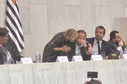 Carlos bolsonaro homenageado: prêmio acirra crise no bolsonarismo?