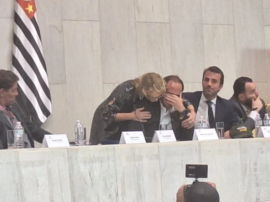 Carlos bolsonaro homenageado: prêmio acirra crise no bolsonarismo?