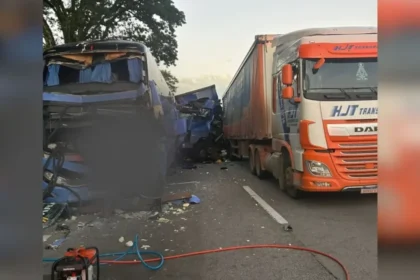 2025/12 — engavetamento devastador na dutra em taubaté: acidente com seis veículos deixa um morto e 37 feridos, causando vazamento de combustível e 20 km de congestionamento