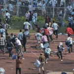 2025/12 — caos em evento de messi na índia: torcedores invadem gramado, arremessam objetos e organizador é preso após aparição relâmpago do craque em calcutá