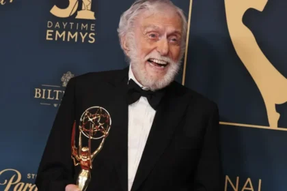 2025/12 — aos 100 anos, dick van dyke surpreende: de recorde no emmy a clipe com coldplay, veja a atividade incessante do ícone de hollywood