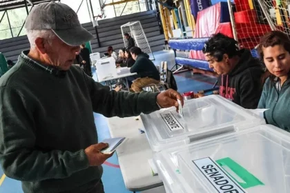 2025/12 — chile em decisão: segundo turno das eleições presidenciais abre votação com duelo entre ultraconservador josé kast e comunista jeannette jara