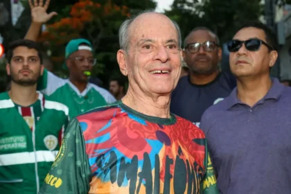 2025/12 — ney matogrosso, 84, visita ensaio da imperatriz leopoldinense em ramos e celebra homenagem para o carnaval 2026