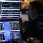 2025/12 — bolsas de nova york fecham em queda: ações de tecnologia lideram perdas em meio a preocupações de valorização e migração de ativos