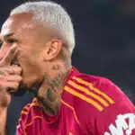 2025/12 — com gol decisivo de wesley, ex flamengo, roma vence como e encurta distância para a liderança da série a