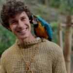 2025/12 — shawn mendes é flagrado em aeroporto do brasil após nova visita e intensifica rumores de romance com bruna marquezine; veja detalhes