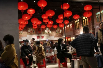 China em alerta: serviços sofrem queda e economia cambaleia!