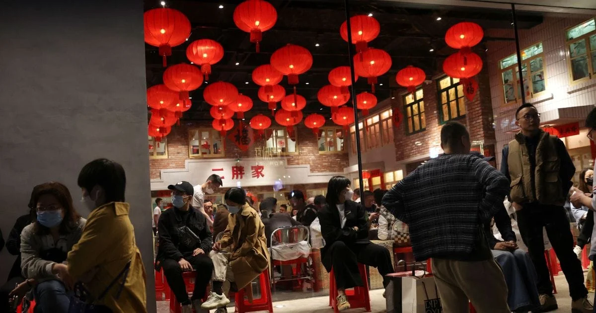 China em alerta: serviços sofrem queda e economia cambaleia!