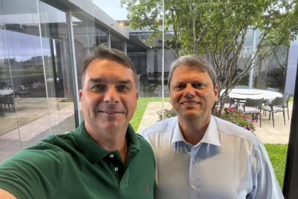 Flávio presidente? Silêncio de tarcísio aumenta a crise