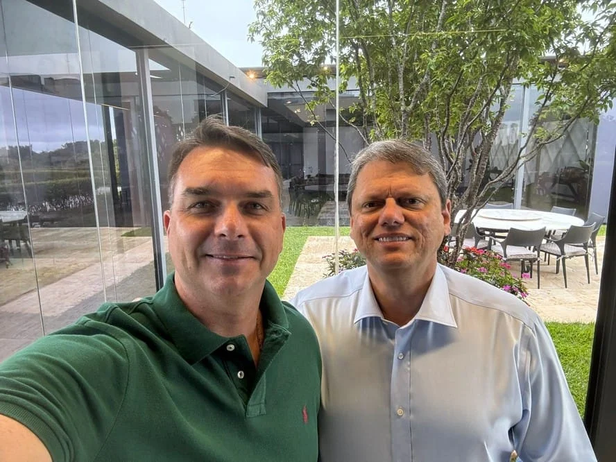 Flávio presidente? Silêncio de tarcísio aumenta a crise