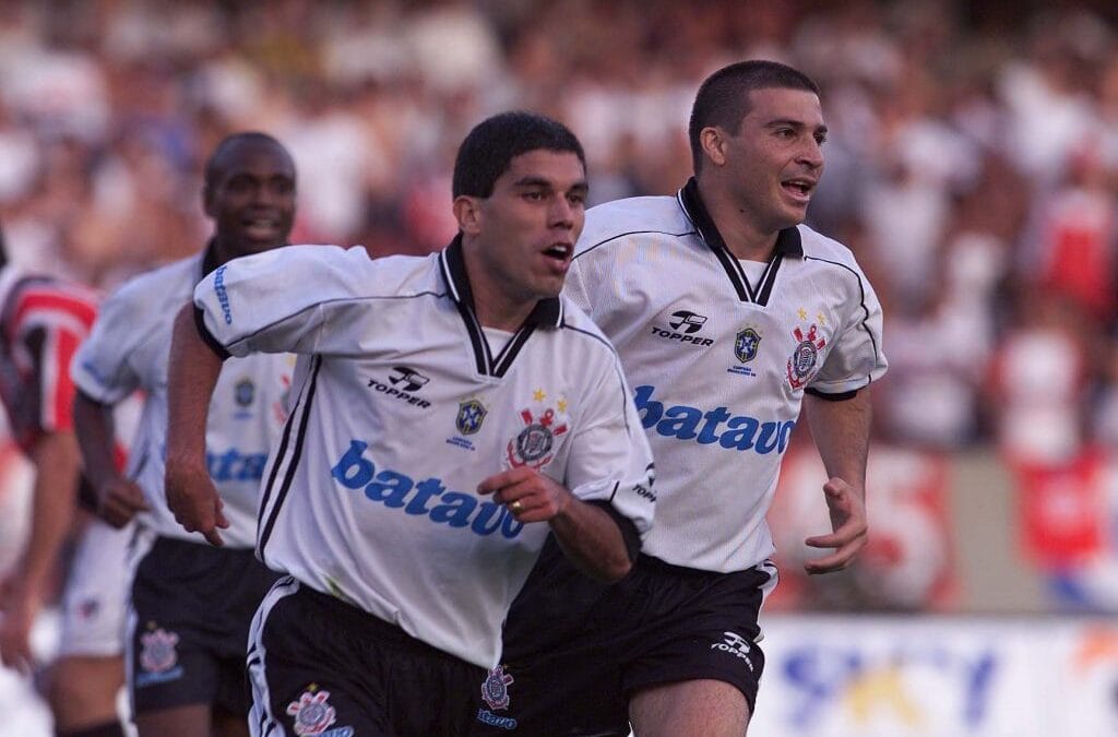 Mantos sagrados: as camisas icônicas do futebol brasileiro