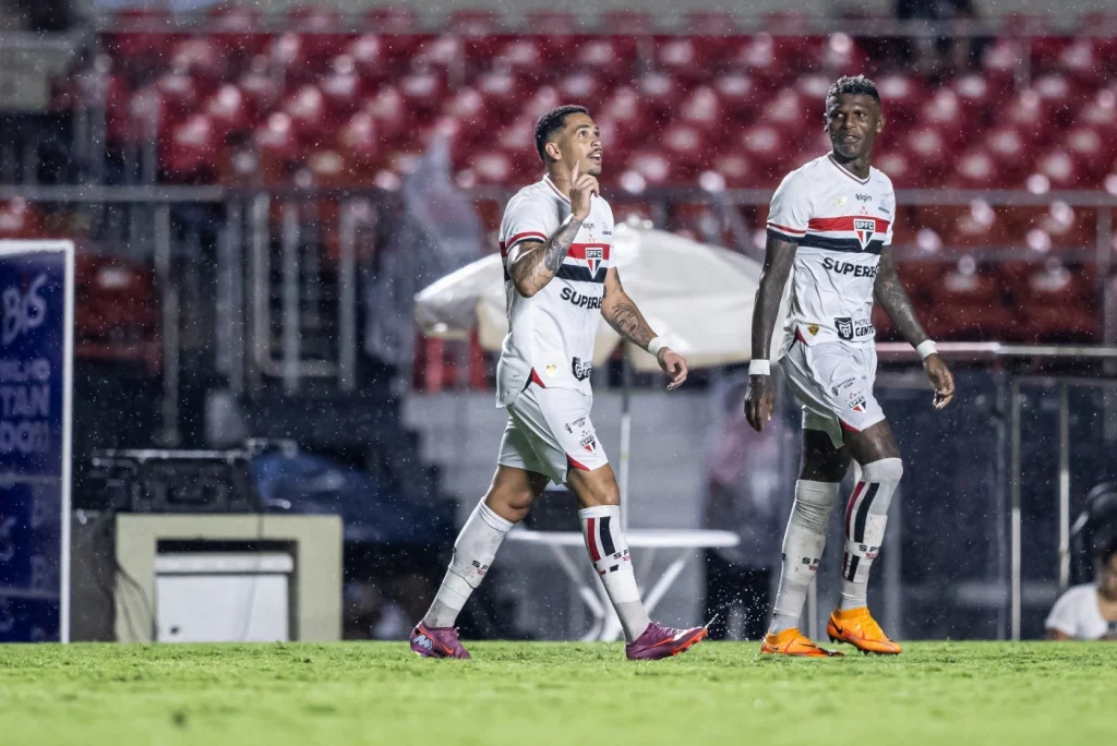 São paulo supera são bernardo e conquista 1ª vitória no paulistão com luciano decisivo