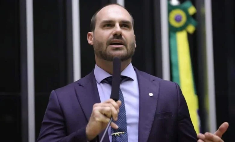 Eduardo bolsonaro promete lutar por cargo na pf, mas teme retorno ao brasil em meio a processos