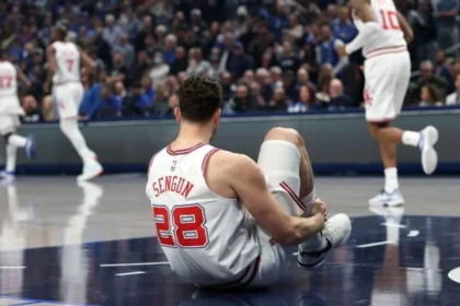 Alperen sengun, estrela dos rockets, deixa jogo com torção no tornozelo direito