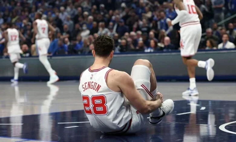 Alperen sengun, estrela dos rockets, deixa jogo com torção no tornozelo direito