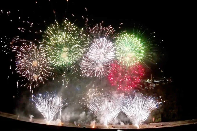 Queima de fogos histórica ilumina nova ponte de guaratuba em virada de ano inesquecível no litoral do paraná