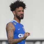 Ex volante do corinthians, cristian baroni, é acusado de ameaçar ex mulher e invadir apartamento; caso é registrado como violência doméstica