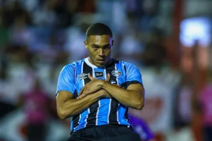 Carlos vinícius: de início conturbado a homem gol indiscutível do grêmio