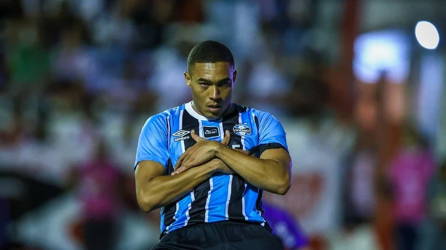 Carlos vinícius: de início conturbado a homem gol indiscutível do grêmio