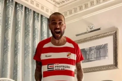 Daniel alves retorna ao futebol: aos 42 anos, craque vira