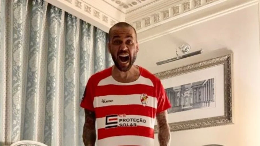 Daniel alves retorna ao futebol: aos 42 anos, craque vira