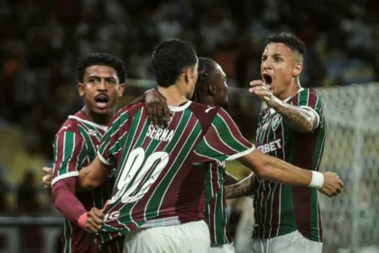 Fluminense vence flamengo em clássico caótico pela chuva e complica