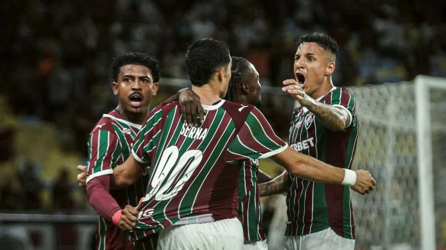 Fluminense vence flamengo em clássico caótico pela chuva e complica