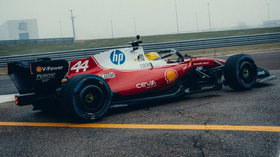 Mercedes f1 2026 revela novidade sutil e ferrari assusta fãs