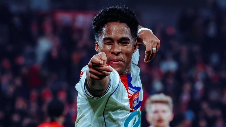 Endrick brilha como ‘fenômeno’ no lyon com hat trick espetacular e