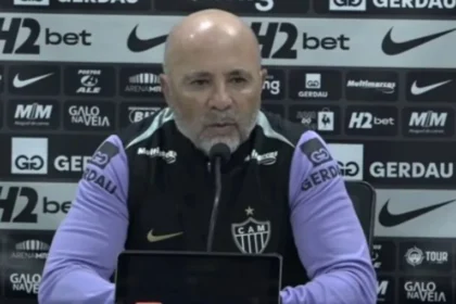 Sampaoli orienta torcedor a pressionar por saída de rony do