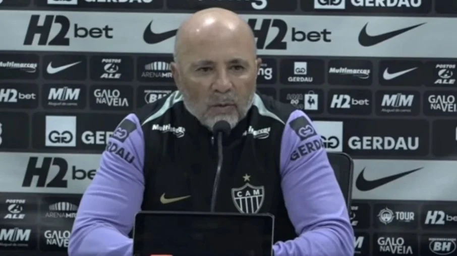 Sampaoli orienta torcedor a pressionar por saída de rony do