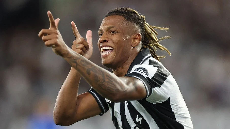 Atuação impecável de danilo: botafogo goleia cruzeiro por 4 a