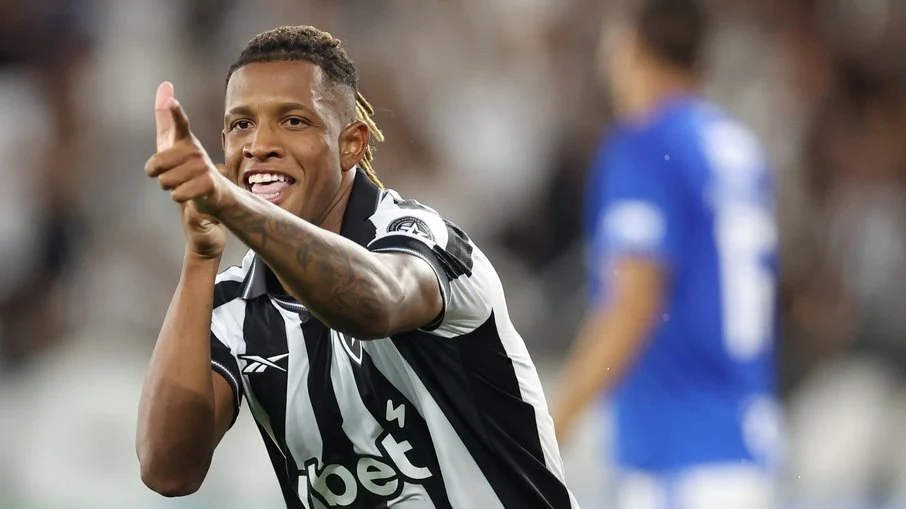 Botafogo goleia cruzeiro por 4 a 0 e assume liderança