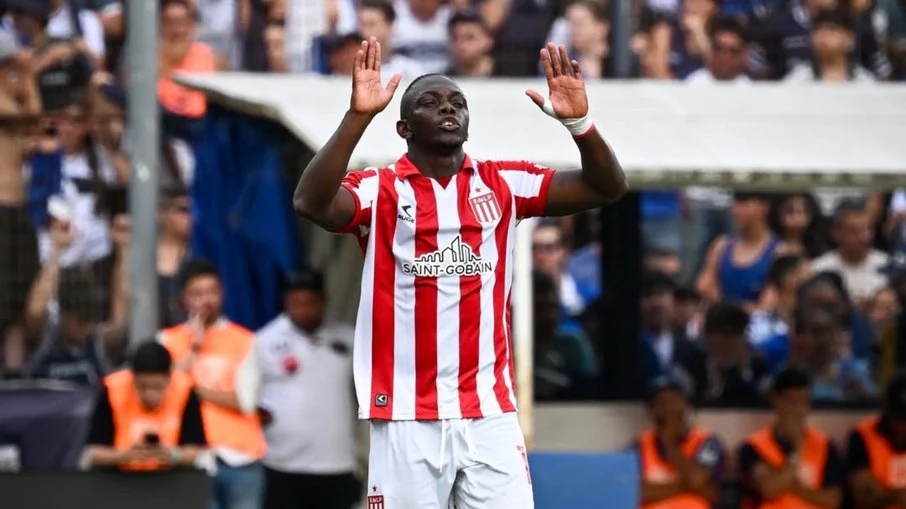 Edwuin cetré chega ‘discretamente’ a curitiba e se torna a