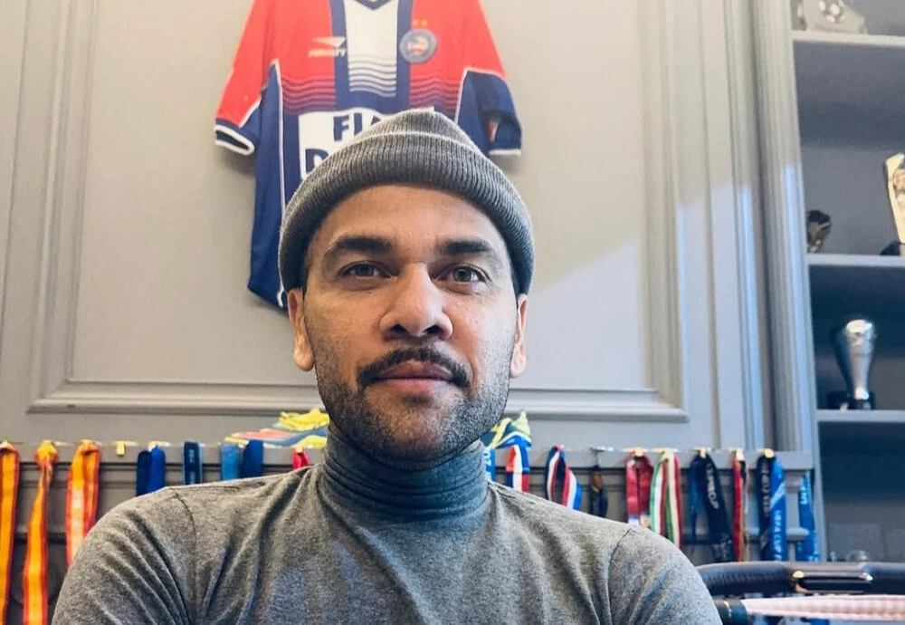 Daniel alves aos 42: o retorno inesperado aos gramados