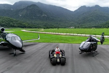 Neymar exibe frota de luxo com avião, helicóptero e “batmóvel” personalizado