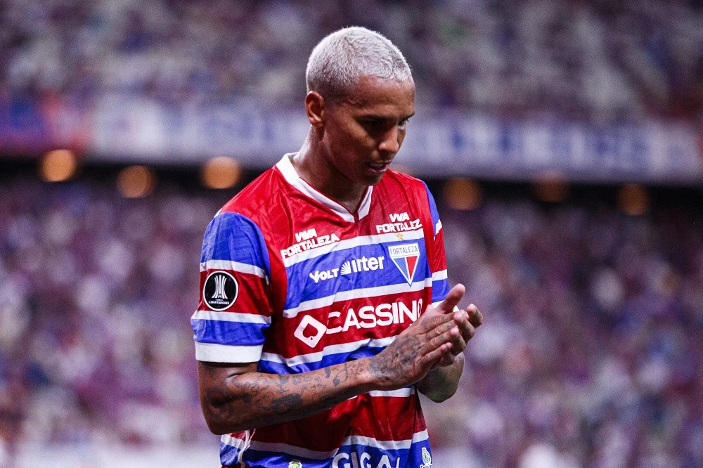 Deyverson reforça a ldu: anúncio, carreira e desafios no equador