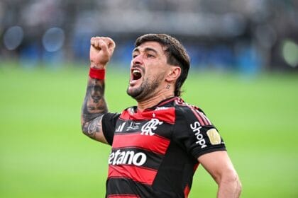 Flamengo vence botafogo e garante vaga na semifinal do carioca
